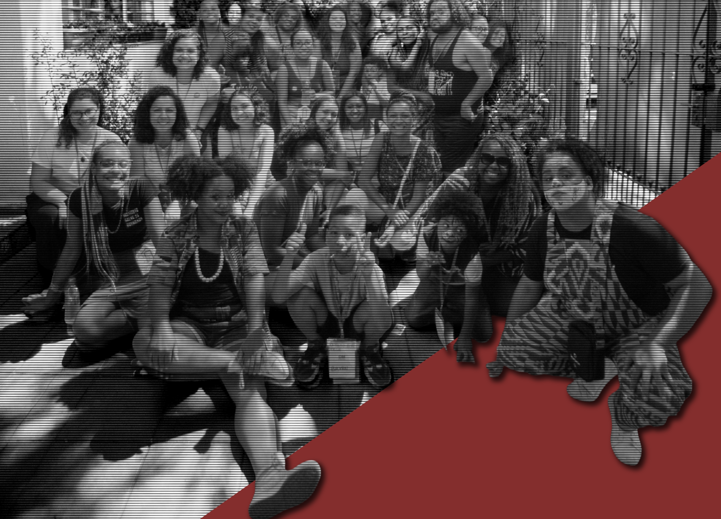 Foto em preto e branco de um grupo de cerca de 15 mulheres periféricas reunidas ao ar livre, posando juntas em um espaço comunitário, sorrindo e agachadas em diferentes níveis. A imagem apresenta um efeito visual de linhas horizontais que remete a telas digitais, reforçando o tema do projeto. No canto direito inferior, há um recorte gráfico em vermelho sobreposto à imagem. A cena expressa coletividade, troca e protagonismo das participantes da pesquisa sobre o uso de telas no cotidiano de cuidado.